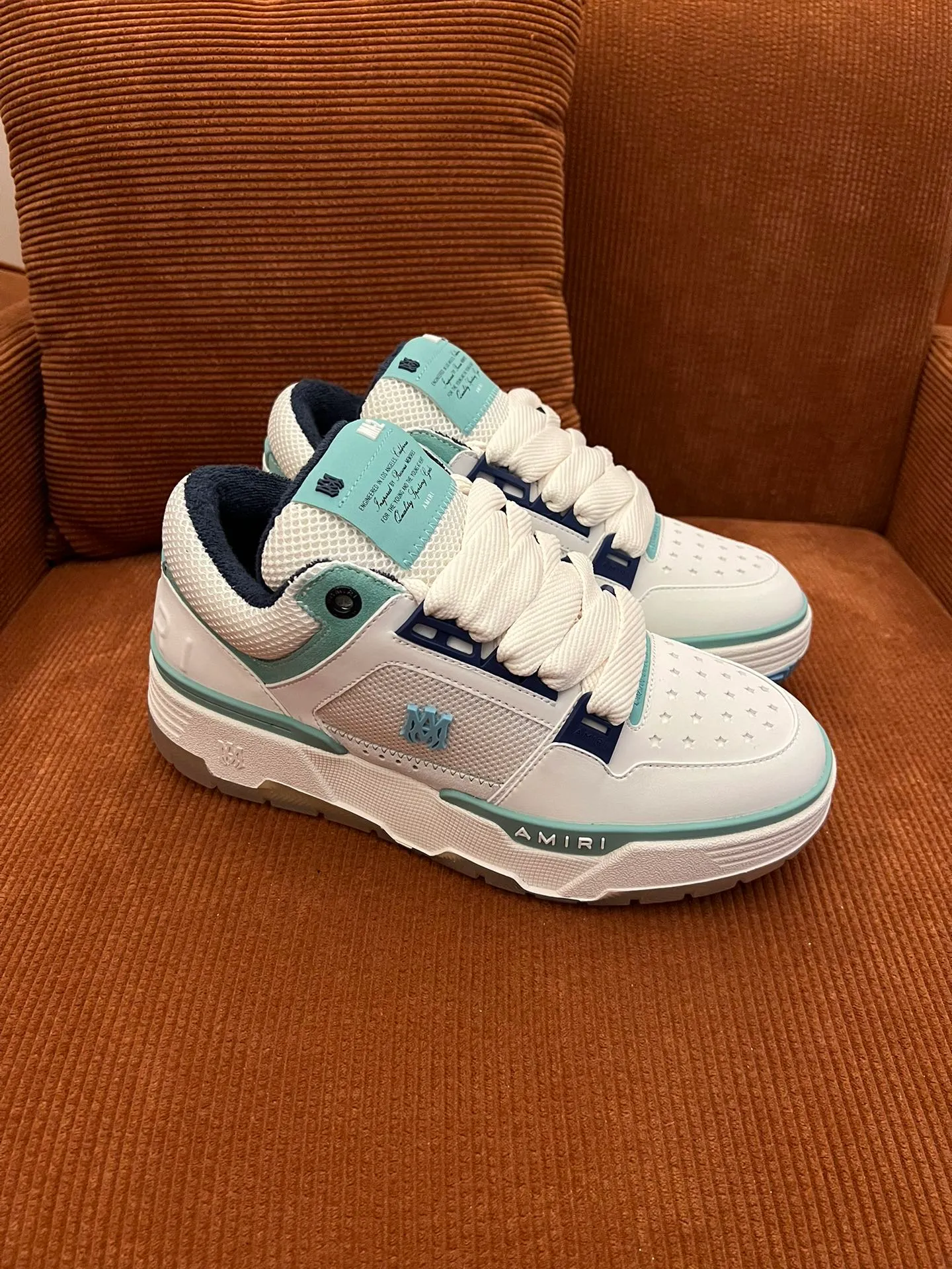 p620💰Men's shoes Amiri Emile's 2023 spring and summer new MA-1 bread shoes, couple models, casual sports shoes, sneakers Amiri gave up the rock punk style in the new season and used a large number of unsaturated colors, Morandi tones, whether you see or wear them, it will make people very happy. The large tongue of the bread shoes continues, shortens the length of the shoe body, thickens the midsole, and the toe part is more rounded. Amiri's brand letters and MA logo appear on the side of the shoe. Fabric: Original customized imported first-layer cowhide + mesh. Lining: Original customized breathable towel lining. Outsole. Foam combination material. Bottom thickness: 4CM. Size: Men's 39-45